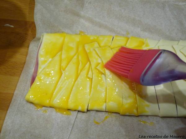 Trenza de hojladre caramelizada de jamón york y queso. - Preparación paso 2