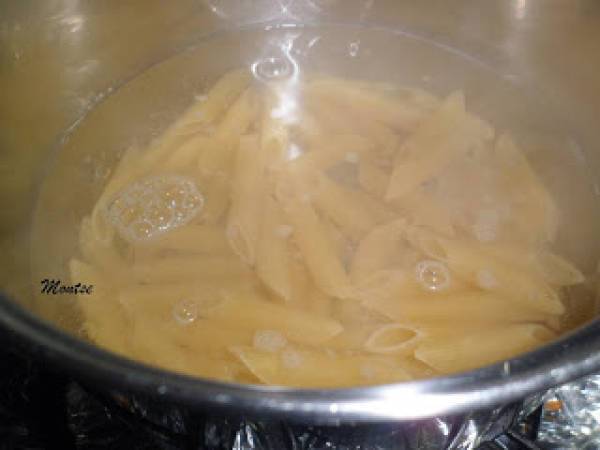 Macarrones con salsa de tomate y albahaca Barilla - Preparación paso 2