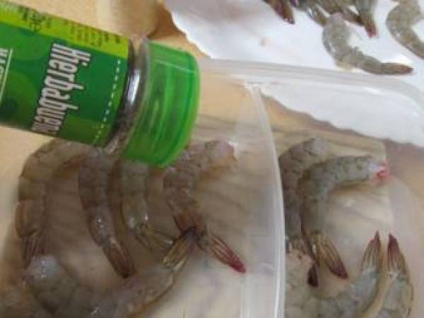 Crujientes de langostino a la hierbabuena - Preparación paso 1