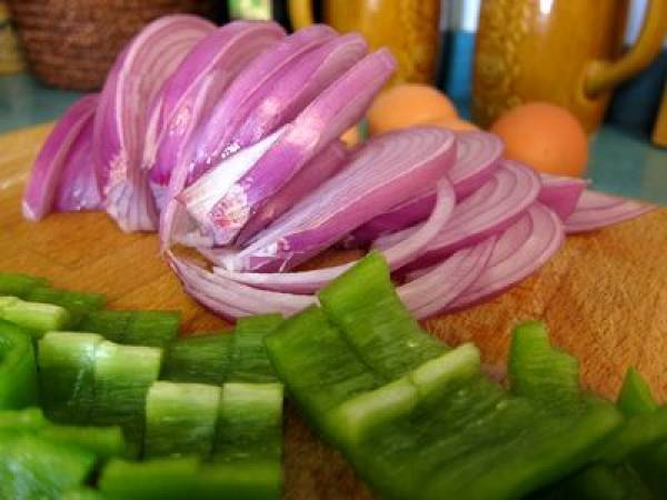 Tortilla de patatas, cebolla y pimientos - Preparación paso 3