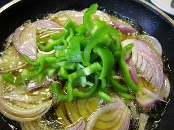 Tortilla de patatas, cebolla y pimientos - Preparación paso 4