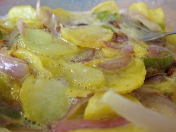 Tortilla de patatas, cebolla y pimientos - Preparación paso 6