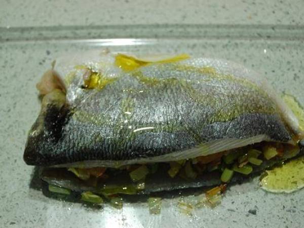 Dorada al horno rellena de sitake y gambas - Preparación paso 6