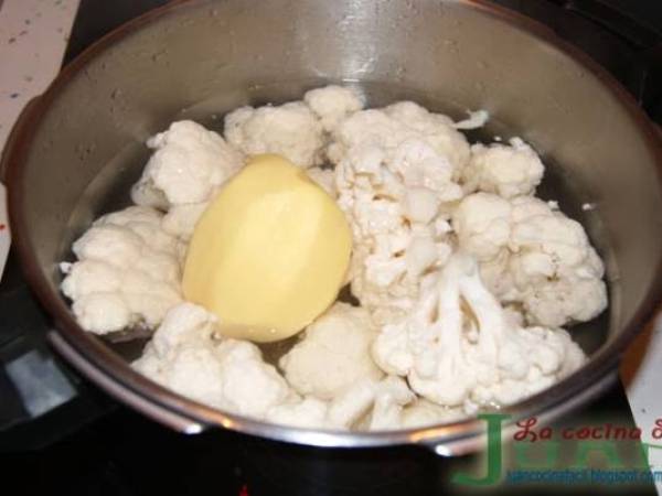 Crema de coliflor al Roquefort - Preparación paso 1