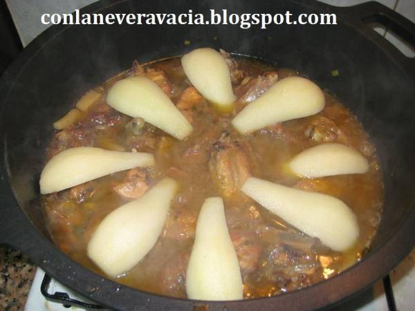 POLLO DE CORRAL AL CAVA CON PERAS Y CIRUELAS - Preparación paso 5