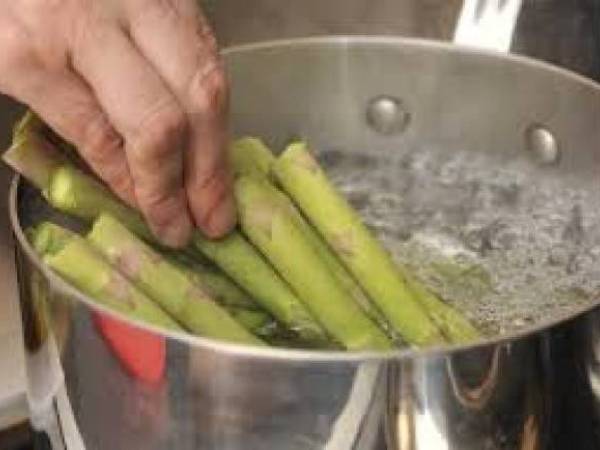 Raviolis caseros de esparragos y requeson - Preparación paso 3
