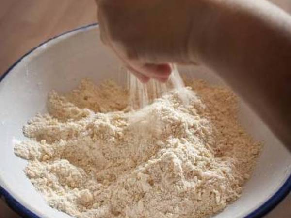 Tarta de langostinos con cebolla y aceitunas - Preparación paso 1