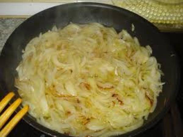 Tarta de langostinos con cebolla y aceitunas - Preparación paso 3