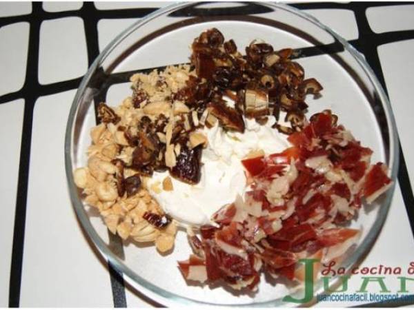 Empanada de jamon, queso crema y datiles - Preparación paso 1