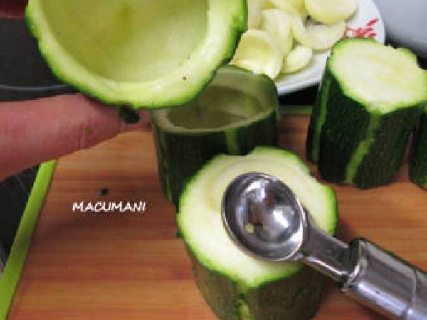 Calabacines rellenos de atun y gambas - Preparación paso 1