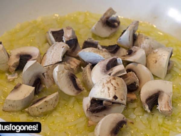 Patatas en salsa con gambas y champiñones - Preparación paso 2