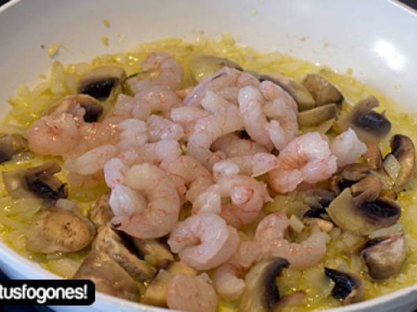 Patatas en salsa con gambas y champiñones - Preparación paso 3