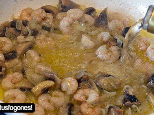 Patatas en salsa con gambas y champiñones - Preparación paso 4