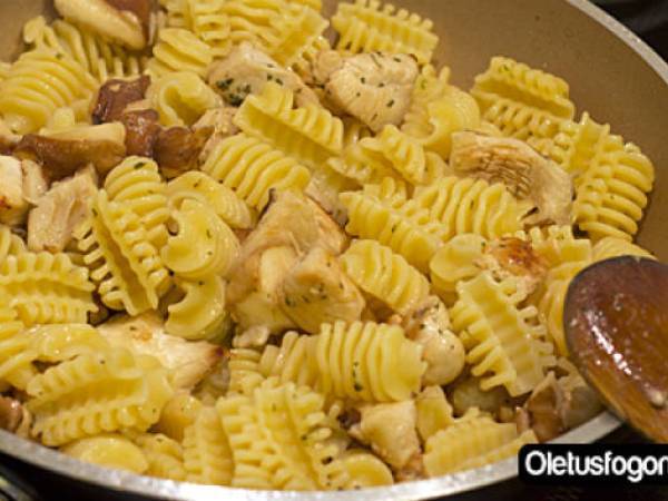 Pasta con pollo y setas - Preparación paso 4