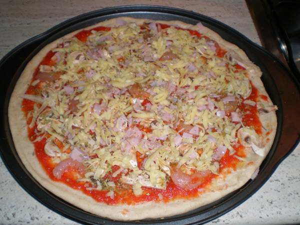 Pizza con fiambre de pavo y champinones - Preparación paso 2