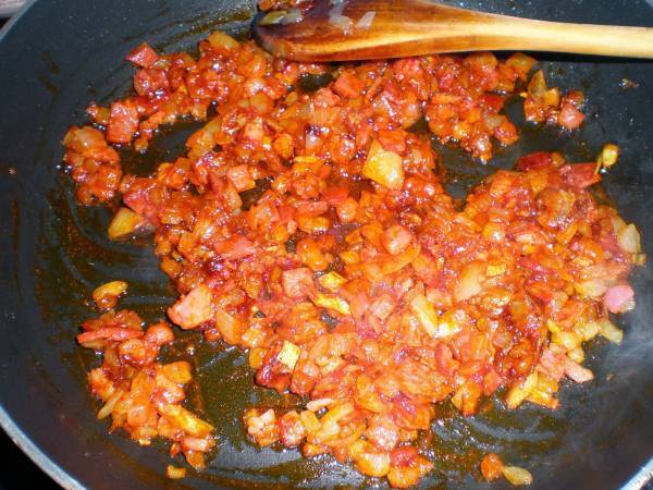 ESPAGUETIS CON BACON Y PIMENTÓN - Preparación paso 1