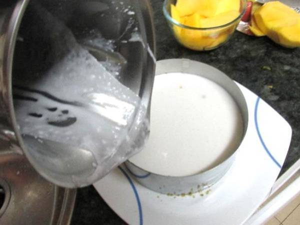Tarta de cuajada, con mango y coco - Preparación paso 4