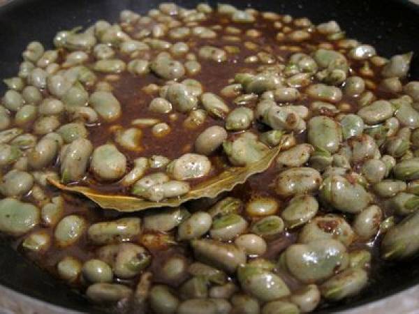 Habas picantes con huevos rotos - Preparación paso 4