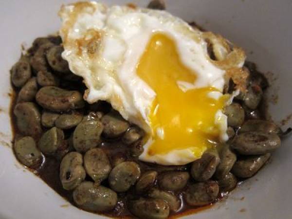 Habas picantes con huevos rotos - Preparación paso 6