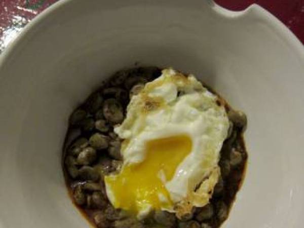 Habas picantes con huevos rotos - Preparación paso 7