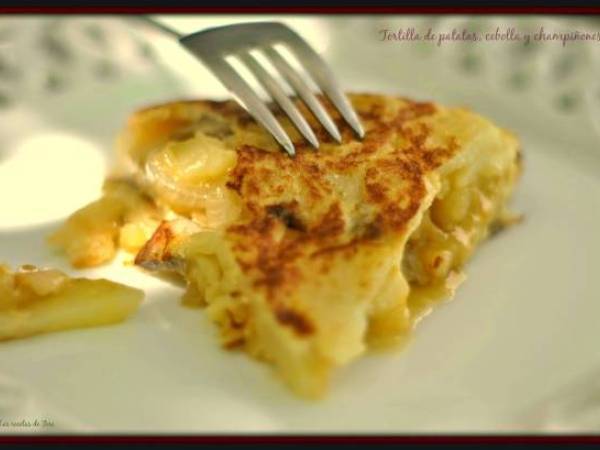 Tortilla de patatas, cebolla y champiñones - Preparación paso 6