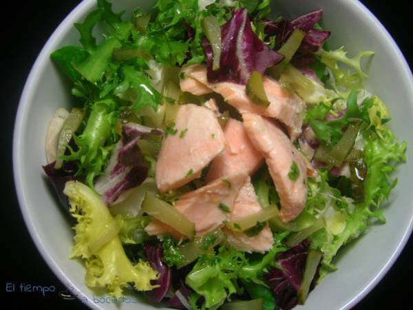 Ensalada de salmón con pepinillos - Preparación paso 2