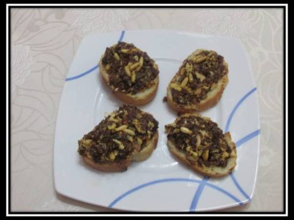 TOSTA DE MORCILLA DE ARROZ CON PIÑONES - Preparación paso 1