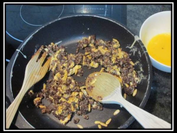 TOSTA DE MORCILLA DE ARROZ CON PIÑONES - Preparación paso 2