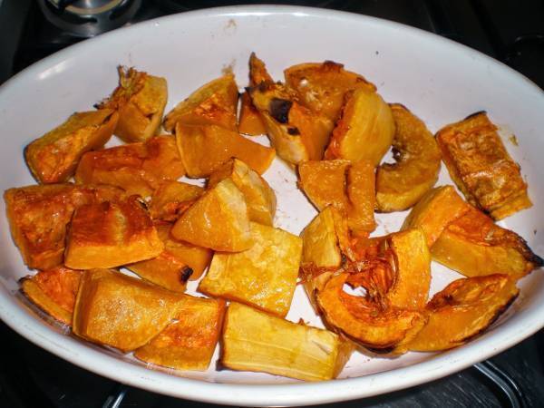 Raviolis frescos rellenos de calabaza y requeson con salsa de mantequilla y nueces - Preparación paso 1