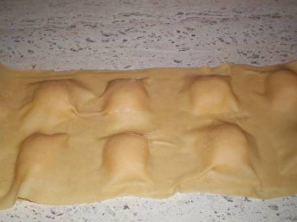 Raviolis frescos rellenos de calabaza y requeson con salsa de mantequilla y nueces - Preparación paso 5