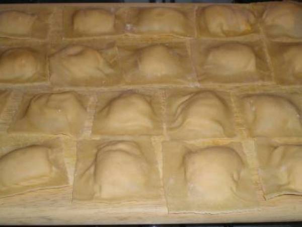 Raviolis frescos rellenos de calabaza y requeson con salsa de mantequilla y nueces - Preparación paso 6