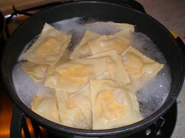Raviolis frescos rellenos de calabaza y requeson con salsa de mantequilla y nueces - Preparación paso 7