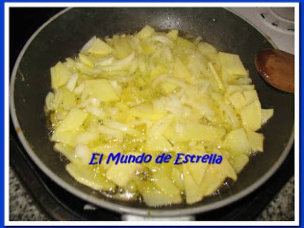 TORTILLA DE GARBANZOS Y CARNE DEL PUCHERO - Preparación paso 1