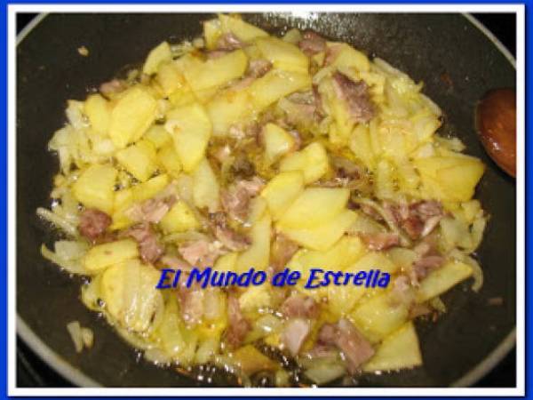 TORTILLA DE GARBANZOS Y CARNE DEL PUCHERO - Preparación paso 2