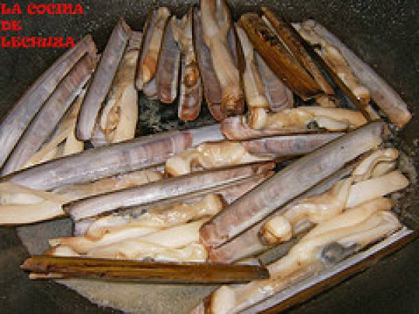 Receta gallega: navajas a la plancha y navajas en salsa marinera - Preparación paso 1