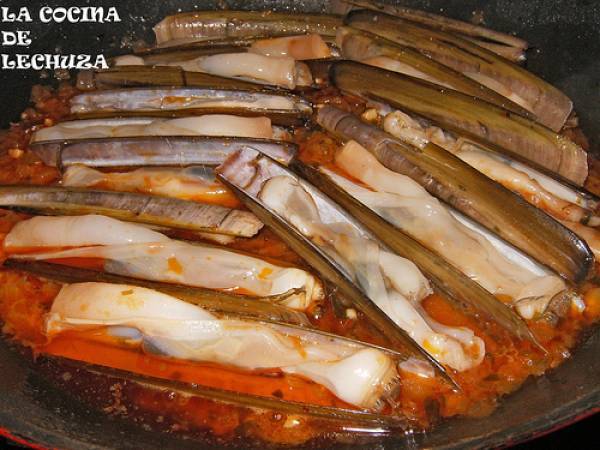 Receta gallega: navajas a la plancha y navajas en salsa marinera - Preparación paso 4