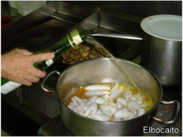 Chipirones rellenos de jamón serrano, en su tinta. - Preparación paso 4