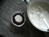 Paso 13 - Cupcake de chocolate tipo Pingüinos Marinela