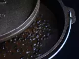 Paso 2 - Exquisitas alubias negras preparadas en cacerola de hierro