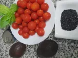 Paso 1 - Ensalada de tomates cherry y aguacates con semillas de sésamo negro y albahaca