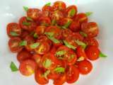 Paso 2 - Ensalada de tomates cherry y aguacates con semillas de sésamo negro y albahaca