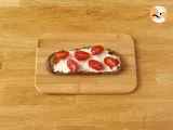 Paso 2 - Tosta de queso, pesto y tomates cherry