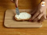 Paso 1 - Tosta de queso crema, pepino y rábano