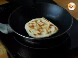 Paso 4 - Pan naan relleno de queso en sartén, receta express