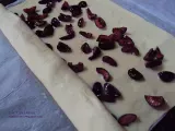 Paso 2 - Espirales de hojaldre con cerezas y leche condensada