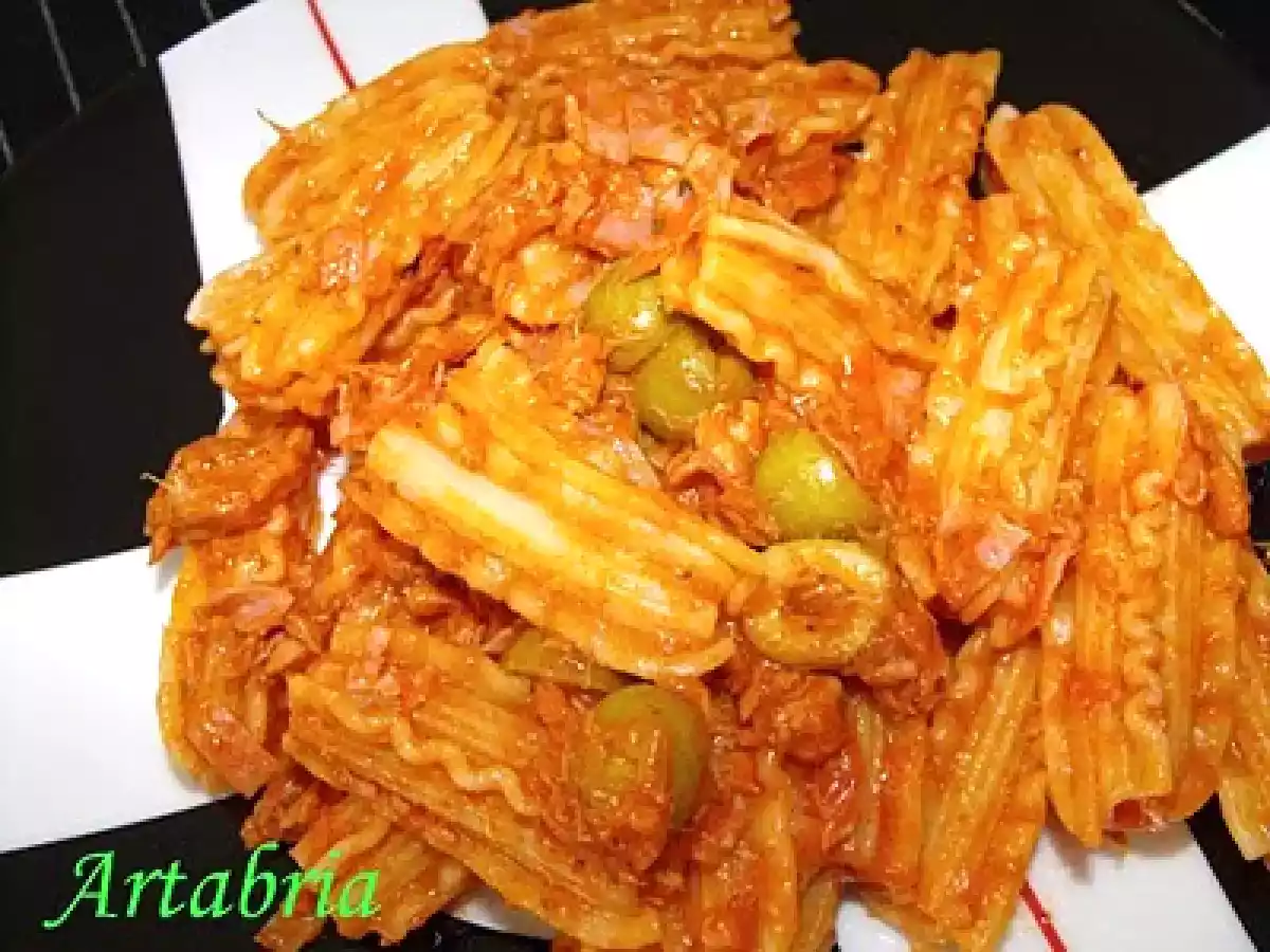 23.- Pasta con jamón, aceitunas y atún