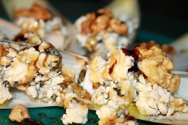 Endibias con queso azul y nueces