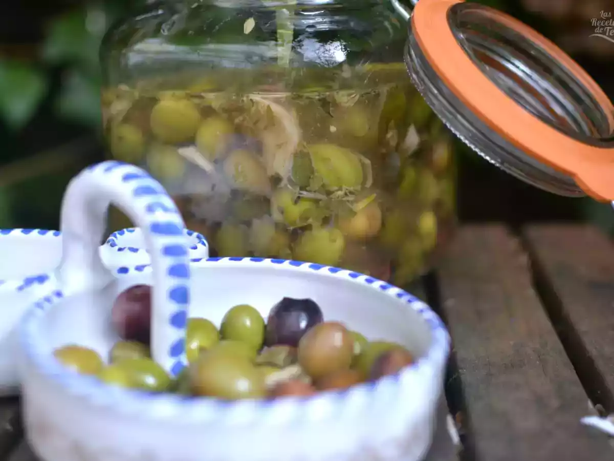Aceitunas aliñadas preparadas en casa