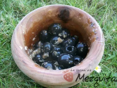 Aceitunas negras aliñadas con ajo y especias