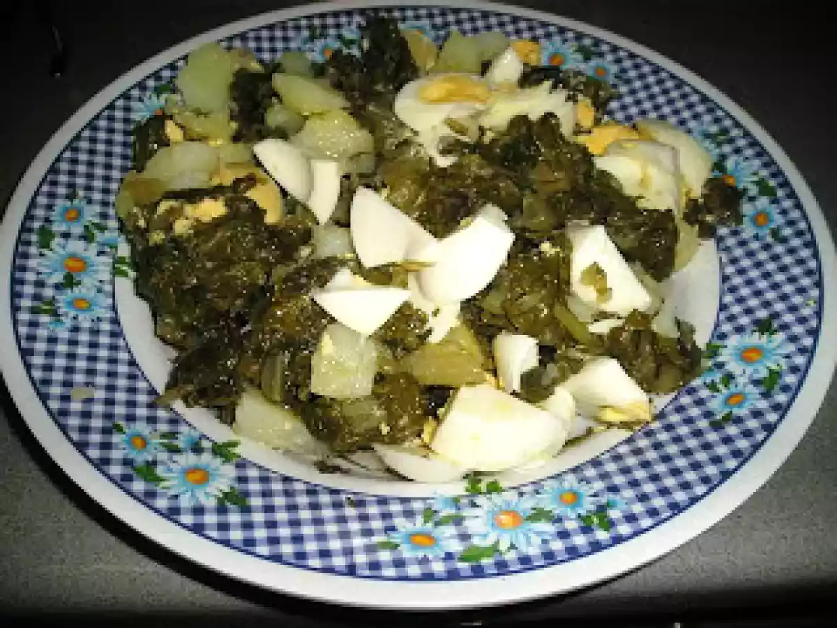 Acelgas con patata y huevo duro